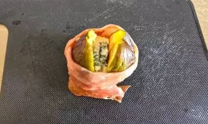 fetta di crudo introno al fico
