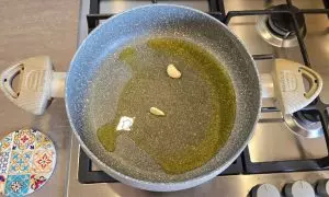 padella con olio e aglio