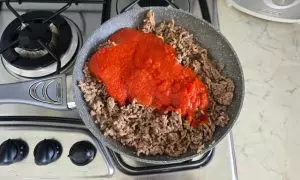 carne macinata con passata di pomodoro