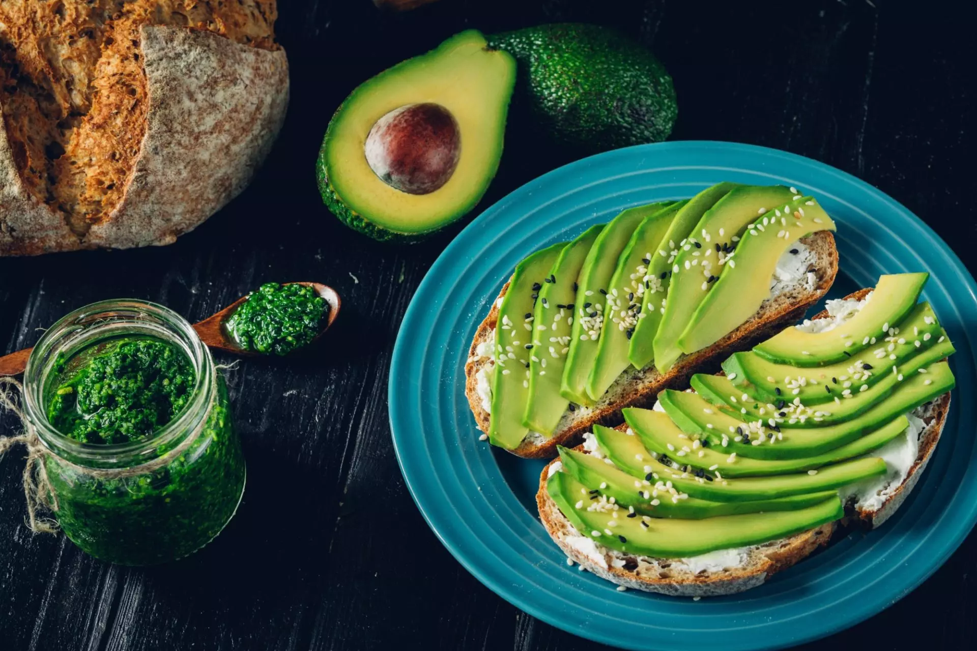 piatto di avocado affettato